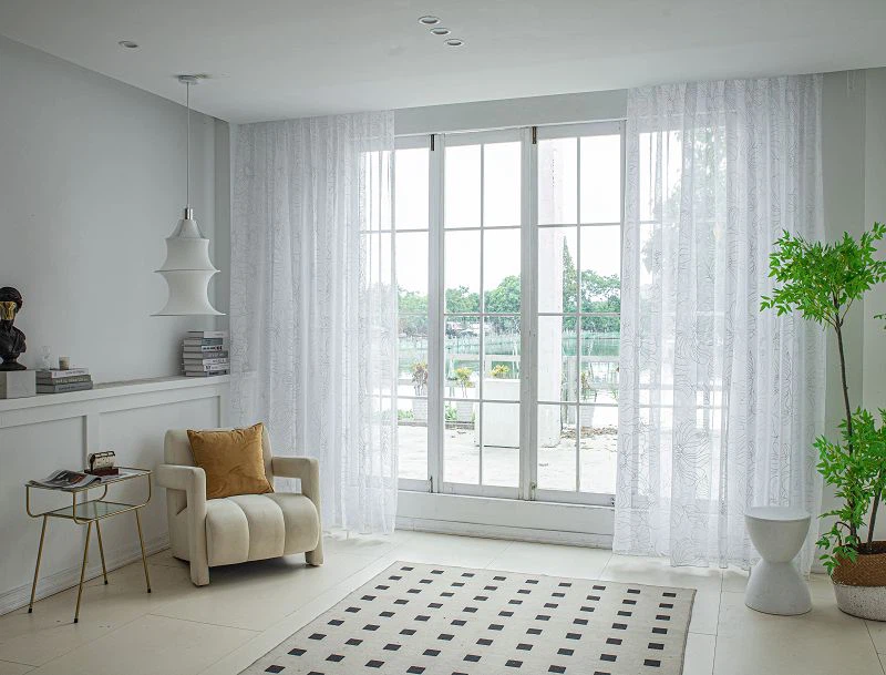 Doli stofgardin med stor blomst og sølvfolie